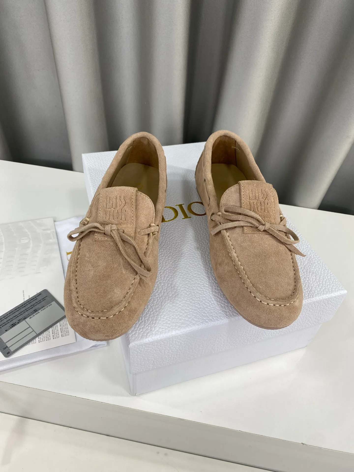 👟👟Ex-factory price 480👟👟 "Exclusive top version" DIOR Dior~25vs spring and summer popular casual flat loafer series... A shoe that does not clash with shirts, simple partition design, a spring must-have, can be worn with any pants or skirt, very comfortable and good-looking on the feet... ❶Fabric: original customized cow suede ❷Inner lining: original customized sheepskin ❸Foot pads: sheepskin ❹Outsole: Original molded wear-resistant rubber ❺Number of codes: 35-39 (40 customizations are not returnable) ❻Packaging: Original full set of packaging ☀Color: 5 colors available simultaneously on the official website